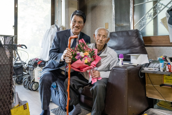 100세 어르신에게 장수 지팡이 전달 모습