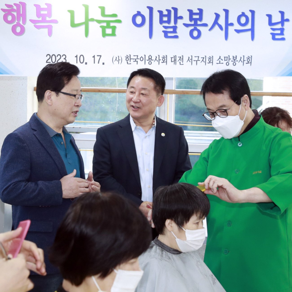 소외계층 이용 재능기부 현장을 방문해 격려하고 있는 서철모 서구청장