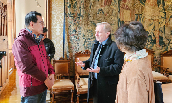 이완섭 서산시장이 지난 16일 쇼몽 국제가든 페스티벌에서 축제 관계자인 영지프로젝트 매니저로부터 설명을 듣는 모습