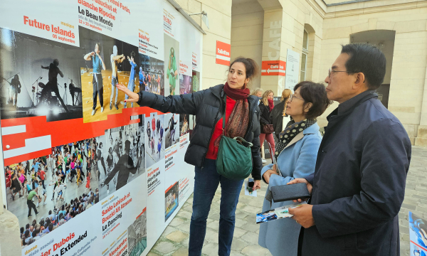 이완섭 서산시장이 지난 17일 상카르트104에 방문해 마리알리아 혁신부서장으로부터 설명을 듣는 모습