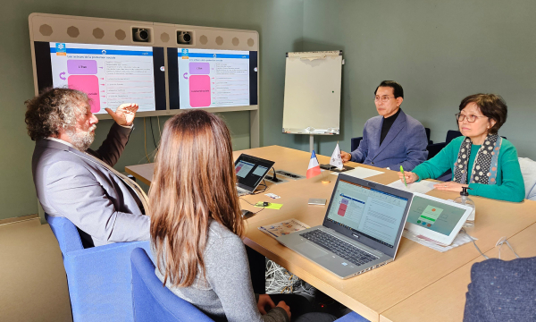 이완섭 서산시장이 지난 17일 국립가족수당기금공단을 방문해 국제협력부 관계자로부터 프랑스 저출산 대책과 가족 정책 노하우를 듣는 모습