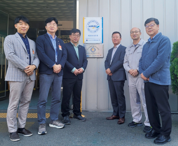 한국동그라미파트너스 장애인고용 우수사업주 선정 기념 현판식 (좌측에서 세번째부터) 김영근 한국장애인고용공단 대전본부장, 정일룡 한국동그라미파트너스(주) 대표이사