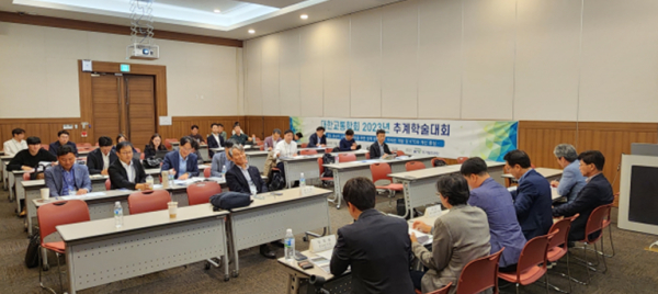 지난 11일, 국가철도공단은 대한교통학회와 공동으로 ‘철도역 중심 콤팩트시티 개발 및 철도교통DB 개선방향’ 정책토론회 개최 모습