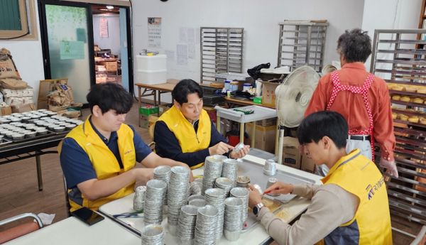 국가철도공단 건설본부 봉사단이 무료급식센터를 운영하는 은총섬김회에서 봉사활동을 하고 있다.