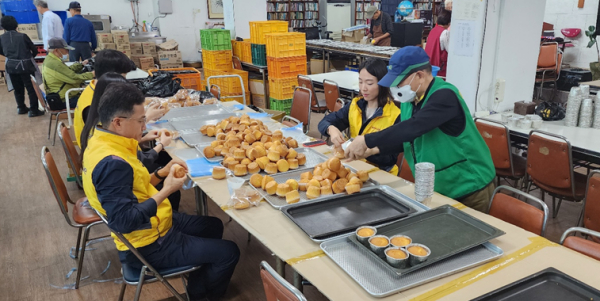 무료급식센터를 운영하는 은총섬김회에서 봉사활동 모습