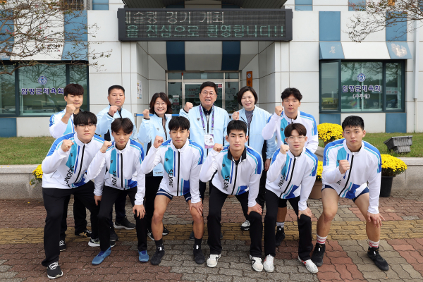 세종시교육청 직원들이 전국 체육 대회 경기장을 찾아 레슬링 선수들을 격려하고 있다