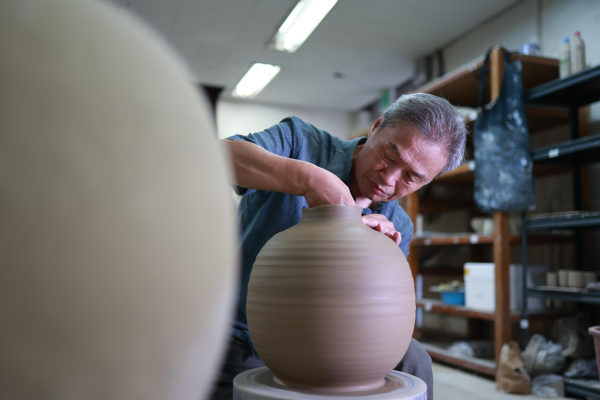 목원대 미술디자인대학의 한 물레성형실에서 안병국 교수가 도자기를 빚고 있다.