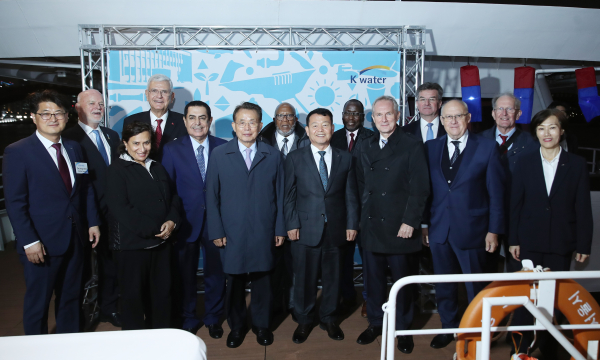 윤석대 사장(사진의 앞줄 오른쪽에서 네 번째)와  유엔총회의장협의회 한승수 의장(사진의 앞줄 오른쪽에서 다섯 번째)을 포함한 유엔총회의장협의회 참석자들이 기념사진을 촬영하고 있다.