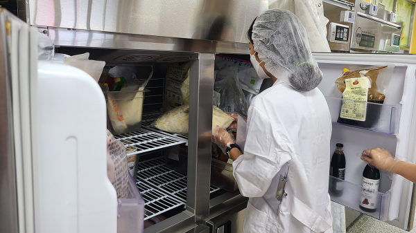 지난 9월 서산시 보건소 관계자가 동문동에 위치한 집단급식소를 점검하는 모습