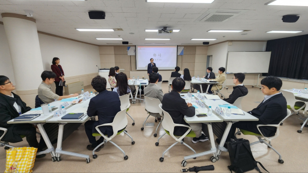 지난 19일 교내에서 ‘2023학년도 신임교수 교수법 워크숍’을 개최하고 오용준 총장이 축사를 하고 있다.