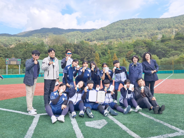 야구소프트볼 전자디자인고 은메달 수상 모습