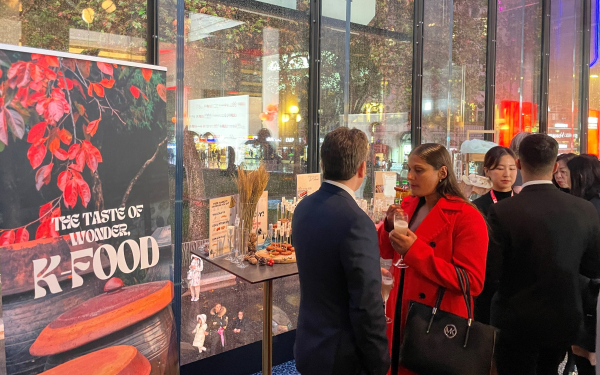 한국 전통주 칵테일을 맛보는 영화제 개막식 현장