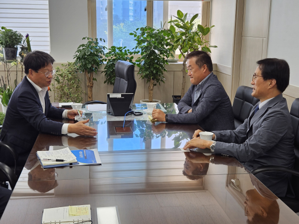 지난 12일 세종시설공단 이사장실에서 안전보건경영시스템(KOSHA-MS)과 관련하여 조소연 이사장이 심사원들과 경영자 면담을 실시하고 있다.