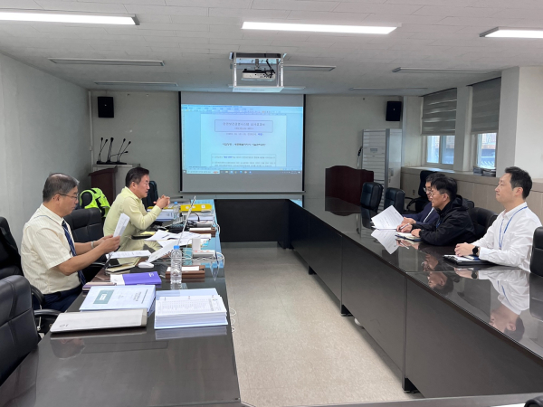 지난 13일 세종시설공단 본부 중회의실에서 세종시설공단 관계자들이 안전보건경영시스템(KOSHA-MS)의 종료회의를 통해 전반적인 심사평을 청취하고 있다.