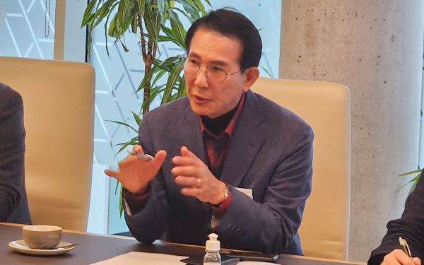 이완섭 서산시장이 지난 18일 아일랜드 투자유치 전문 공공기관인 산업개발청을 방문해 아시아 시장 책임자 엘린 샤프를 비롯한 관계자로부터 기업 유치 노하우를 배우는 모습