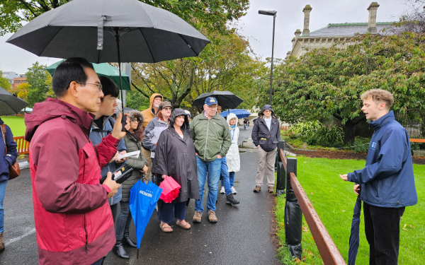 이완섭 서산시장이 지난 19일 트리니티 대학 투어 가이드인 학생으로부터 설명을 듣는 모습