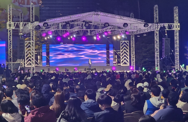 가수 나태주의 공연을 관람하는 방문객들/사진=박동혁 기자