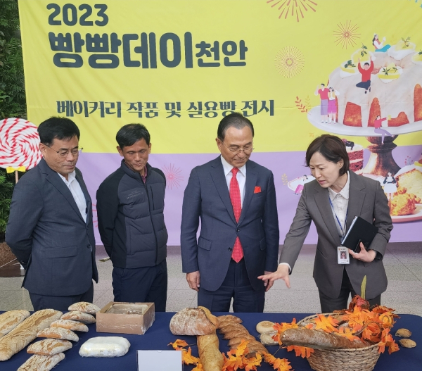 빵 전시장을 둘러보는 박상돈 시장(왼쪽 두 번째)과 시 관계자들/사진=박동혁 기자