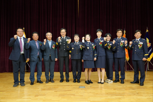 왼쪽에서 두 번째 김충식 세종시의회 부의장, 네 번째 김상진 조치원소방서장, 다섯 번째 염태숙 신임대장