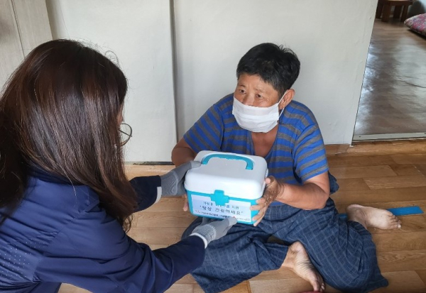 기성동 지역 취약계층 가정에 비상약품 키트 전달
