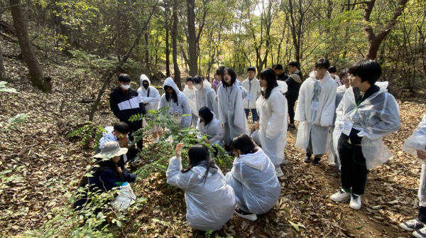 지난 21일, 국립숲체원에서 하반기 생태전환교육 학생 캠프 진행 모습