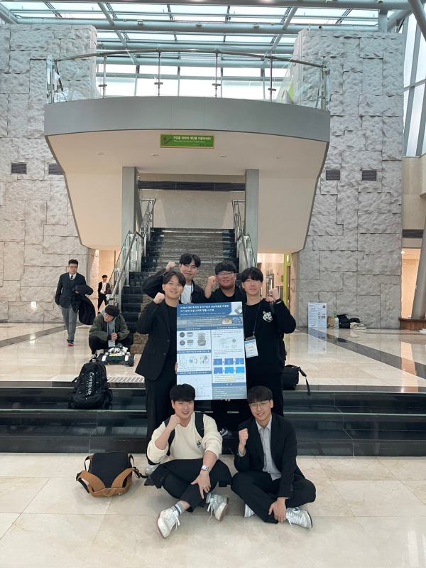 설비공학과 박찬혁, 김성규, 이성학, 곽지호, 이수민, 김지겸(왼쪽 아래부터 시계방향) 학생이 ‘대한기계학회 제13회 전국학생설계경진대회’에서 동상(대한기계학회 회장상) 수상 후 기념촬영