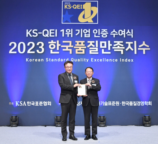 지난 20일 서울 롯데호텔에서 열린 2023 한국품질만족지수 1위 기업 인증 수여식에서 (좌측부터) 김학주 한국타이어앤테크놀로지 품질본부장과 강명수 한국표준협회 회장이 기념사진 촬영