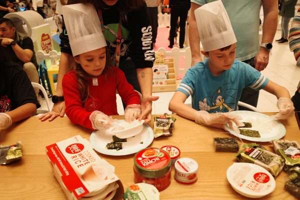 K-푸드 도시락 만들기 이벤트에 참여한 어린이들