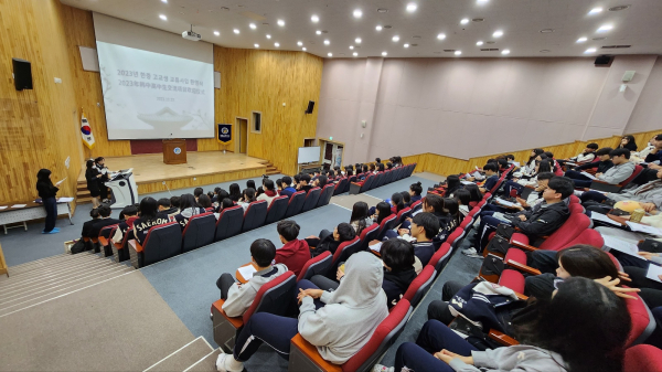 새롬고에서 중국 충칭시 남개고와 교류행사가 열리고 있다.