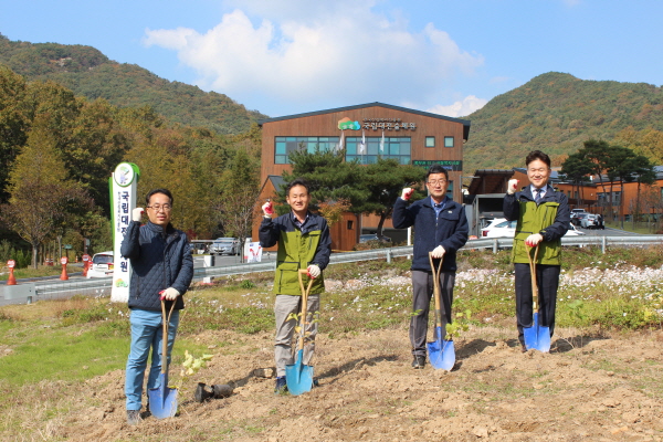 대전시 산림조합 직원들과 함께 나무심기 행사 개최