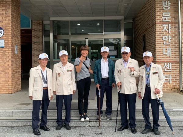 지난 9월 17일 6·25 참전용사협회 박덕용 회장(좌측에서 두 번째)과 참전용사 및 가족들이 국립산림치유원에서 캠프참여 기념 촬영을 하고 있다.