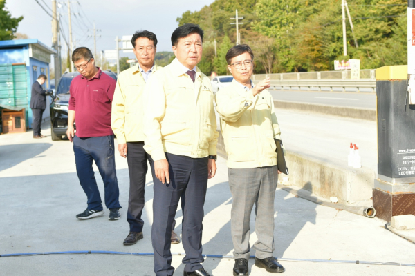 최재구 예산군수 거점소독시설 점검 모습