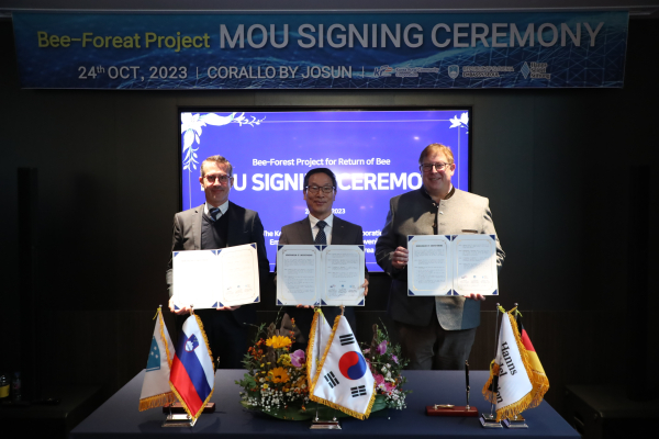 지난 24일 주한 슬로베니아 대사관 및 한스자이델재단 한국사무소와 ‘강원지역 밀원 조성’을 위한 MOU를 체결했다.