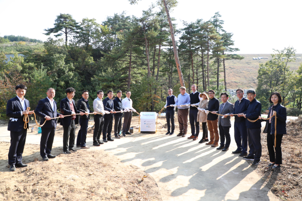 24일 주한 슬로베니아 대사관, 한스자이델재단 한국사무소와 밀원수림 조성을 위한 mou를 체결하고 식재행사를 진행하고 있다.