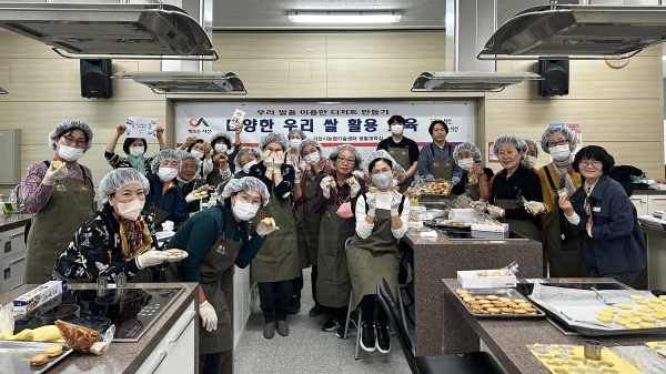 지난 20일 농업기술센터에서 교육생들이 우리 쌀로 만든 디저트 완성품을 들고 기념촬영하는 모습