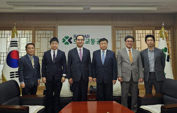 도로교통공사 방문_왼쪽에서 세번째 이주민 이사장, 왼쪽에서 네번째 이승원 세종시 경제부시장, 왼쪽에서 다섯번째 유진수 세종시 정책수석