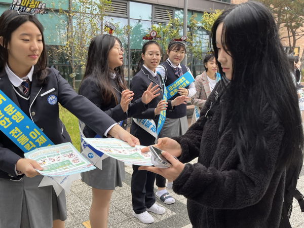 25일에 반곡고에서 개인형 이동 장치, 통학로 안전 캠페인을 펼치고 있다.
