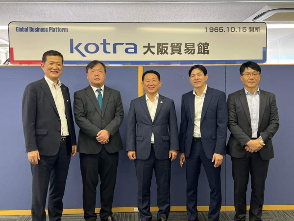 대한무역투자진흥공사(Kotra) 오사카무역관 방문 기념사진(좌측부터 홍만표 서구 국제협력정책 특별보좌관, 홍승민 오사카무역관 부관장, 서철모 서구청장, 안규만 서구 문화체육과장, 박정규 서구 산업유치팀장)