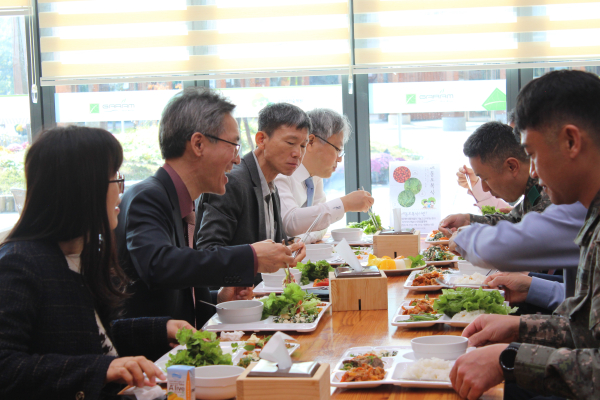 세동 오복식을 시식하는 모습