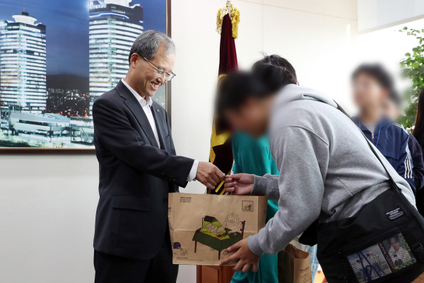 국가철도공단 김한영 이사장이 25일 철도공단에 방문한 강원지역 아이들에게 소정의 선물을 나눠주고 있다.