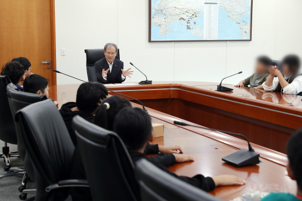 김한영 이사장이 25일 철도공단에 방문한 강원지역 아이들에게 철도에 대한 이야기를 전달하고 있다.