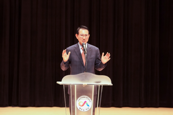 26일 서산시 문화회관에서 열린 북콘서트에서 이완섭 시장 인사말 모습