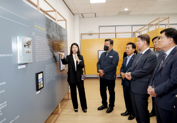 지난 24일 유류피해극복기념관에서 열린 특별전 개막식 모습.