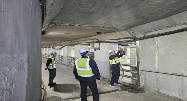 호남본부 윤학선 시설관리단장(가운데)이 지난 25일 호남선 송정제1지하차도 현장에서 ‘외부 전문가와 합동으로 지하 철도시설물 상부지반에 대한 육안조사 점검’ 시행 모습