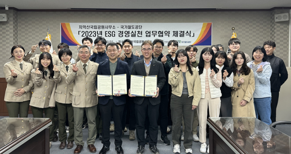 국가철도공단 양인동 강원본부장(오른쪽)이 지난 25일 김태 치악산국립공원사무소장(왼쪽)과 협약을 체결하고 기념촬영을 하고 있다.