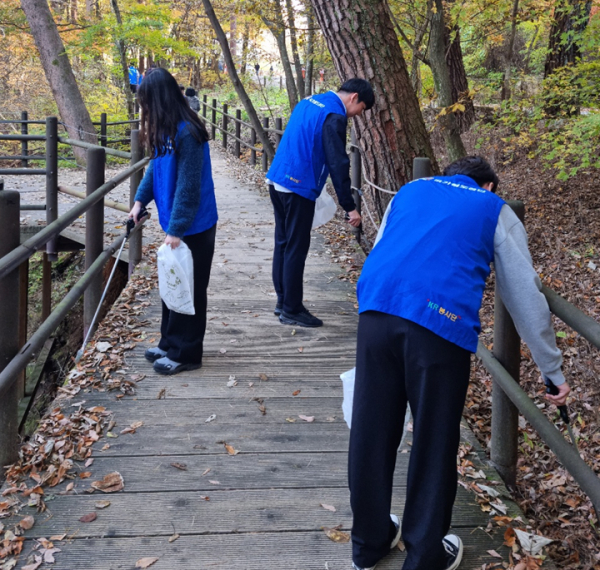 강원본부 임직원들이 지난 25일 치악산국립공원에서 플로깅 활동을 실시하고 있다.