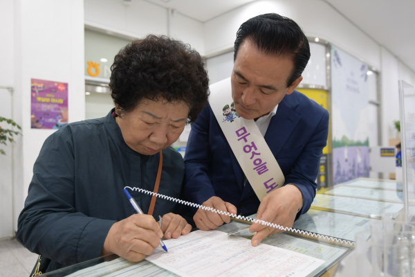 민원서비스 체험 나선 백성현 논산시장