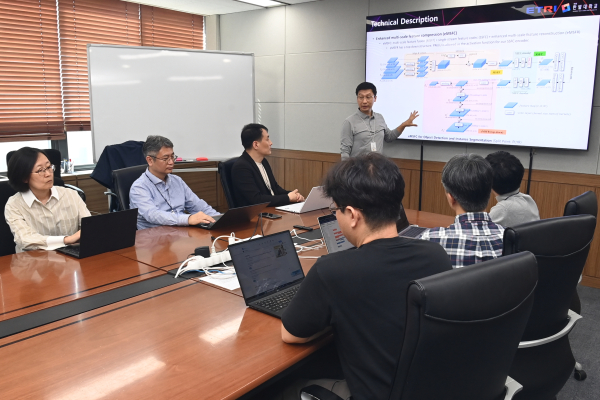 ETRI 연구진이 기계를 위한 특징 부호화 기술(FCVCM)에 관해 논의하는 모습