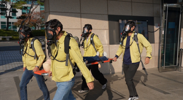 지난 25일 안전한국훈련 3일차, 지질박물관 화재대피 현장훈련에서 인명구조를 하고 있다.