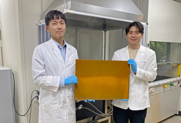 연구진이 재생에너지 연계 그린수소 생산을 위해 개발한 고내구성 Ni-Fe LDH 전극을 들고 있다-